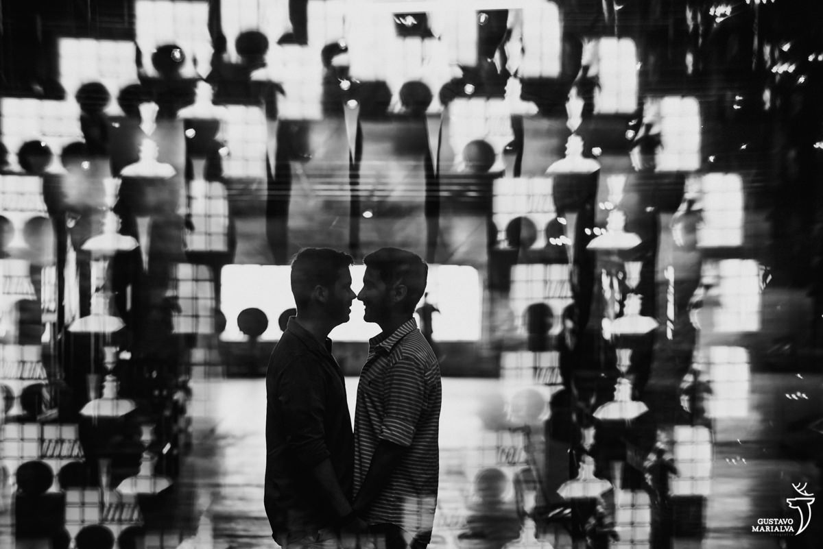 casal gay abraçados durante ensaio fotográfico na fábrica nehringc