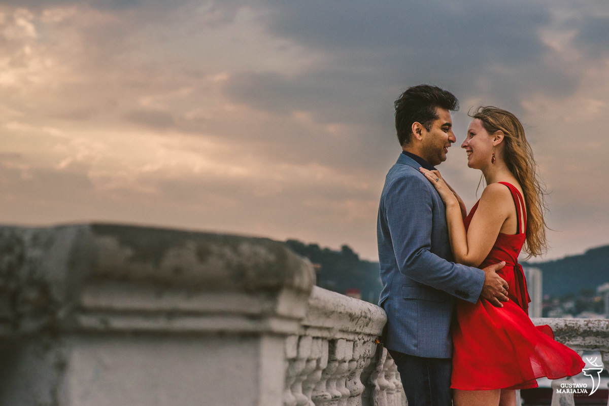 indiano abraça a namorada polonesa com vestido vermelho em ensaio realizado na urca