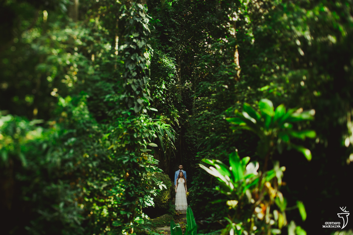 noivos sobrem em escada no meio da mata do parque lage