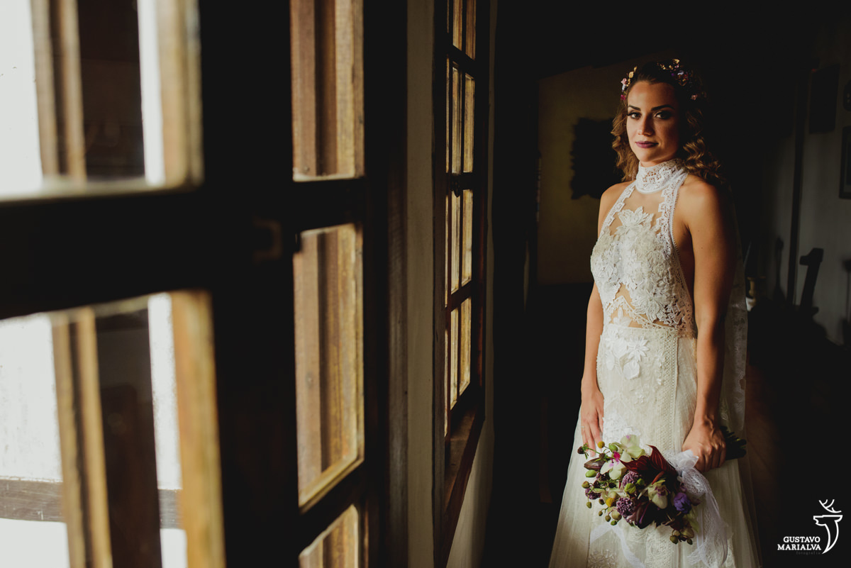 noiva posa para retrato segurando o buquê