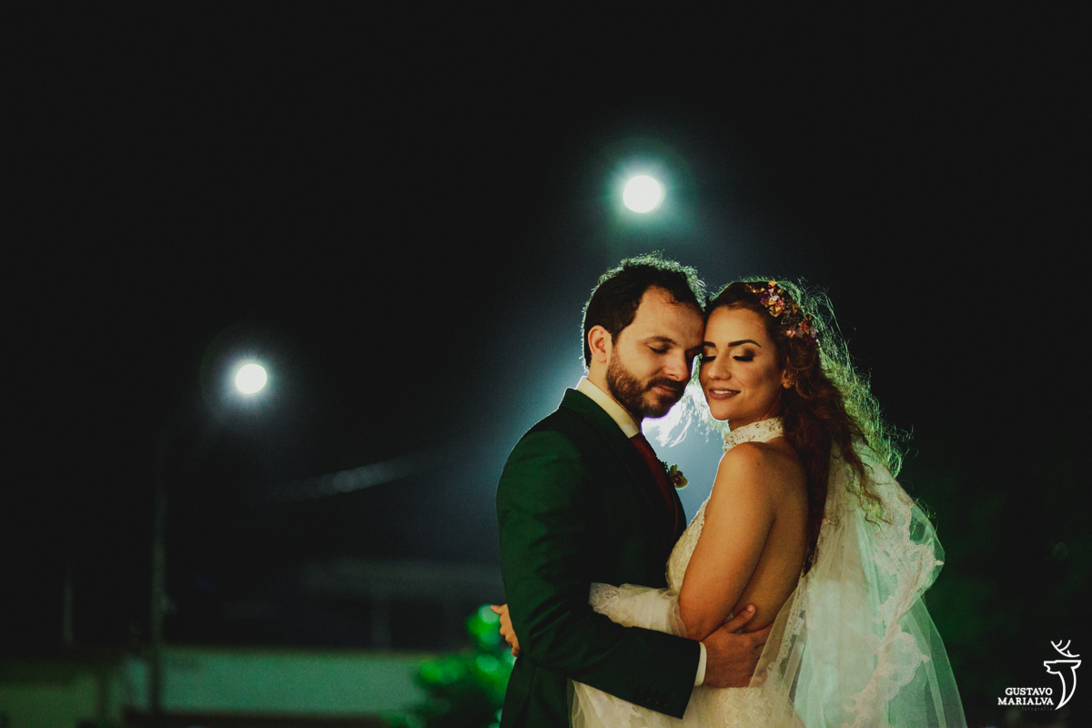 noivos posam abraçados com as testas coladas