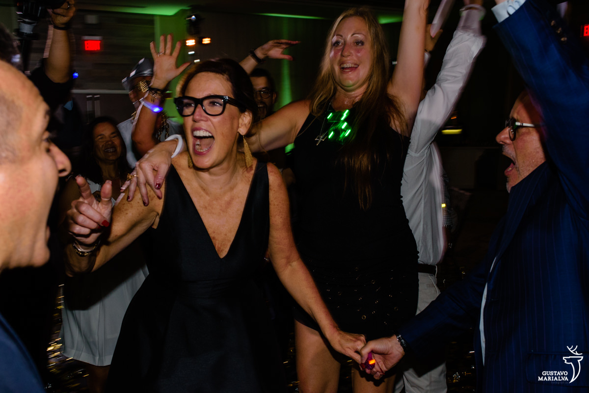 mulher dança com amiga e grita sorrindo