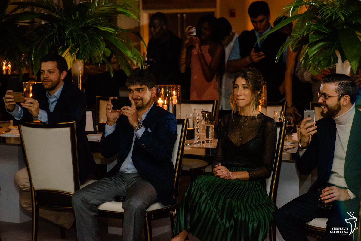 filhos se emocionam ao ver os pais dançarem e filma com o celular