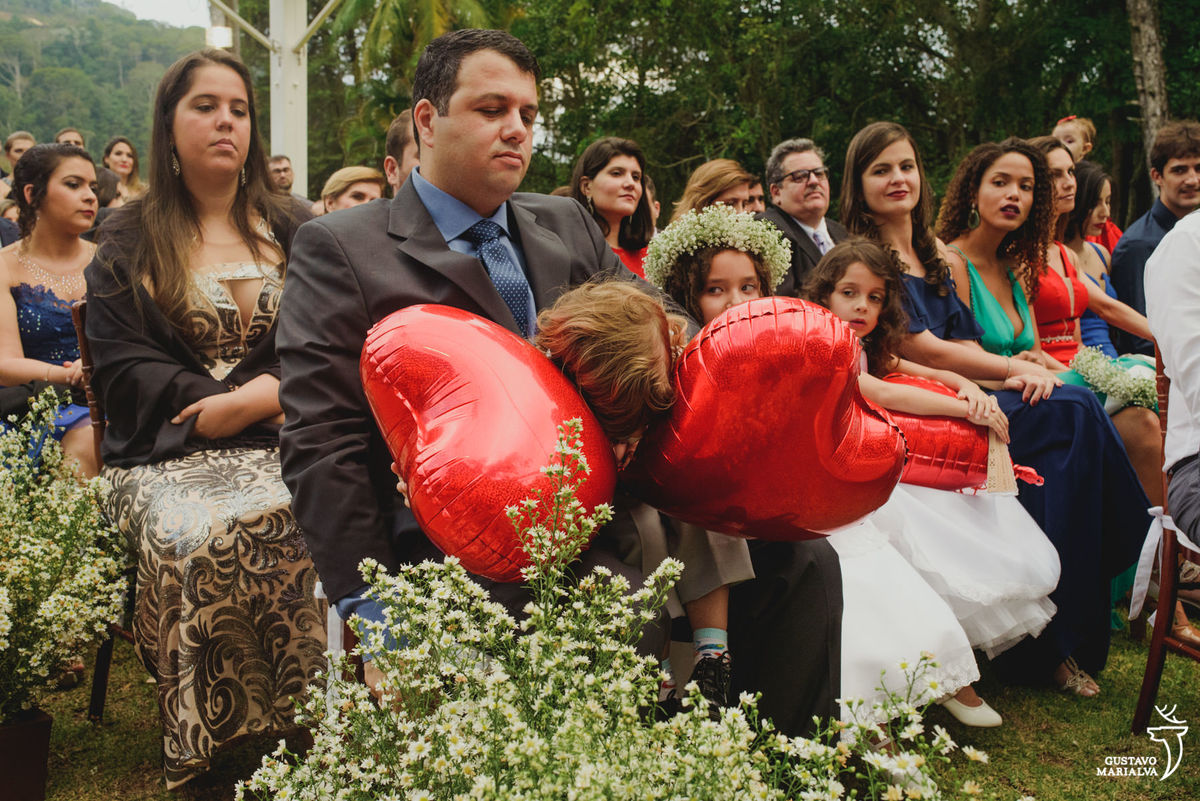 menino esconde a cabeça nos balões em formato de coração