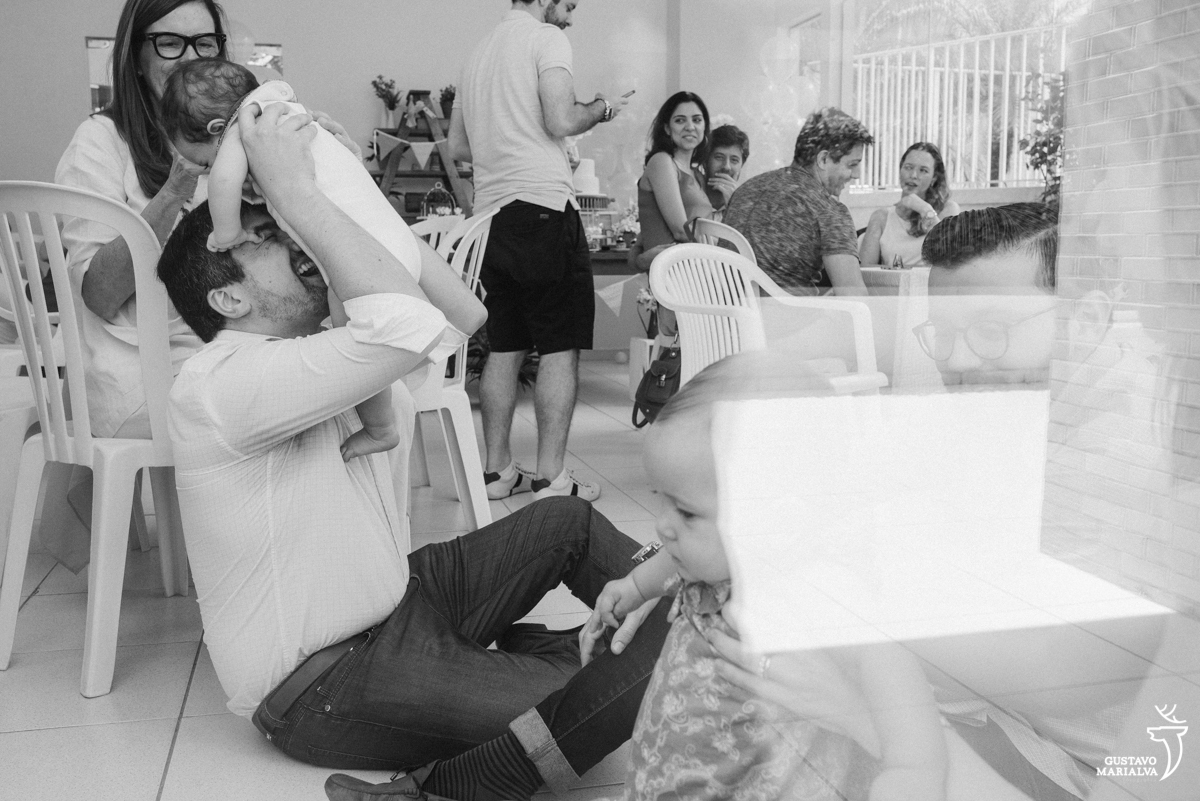 homem faz cócegas na barriga do bebe