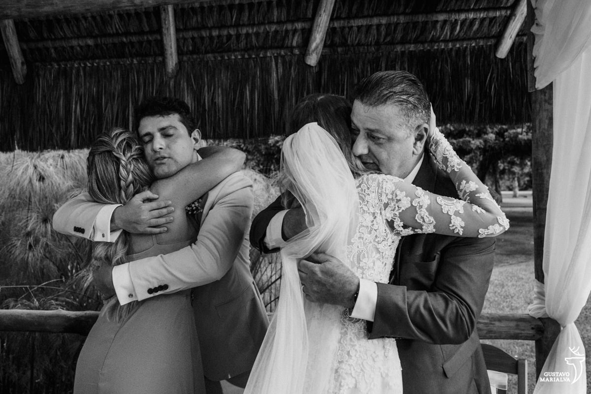 noivos abraçam os pais emocionados