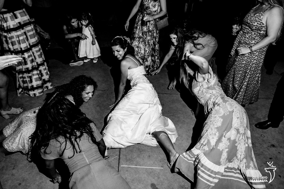 noiva e amigas dançam deitadas no chão