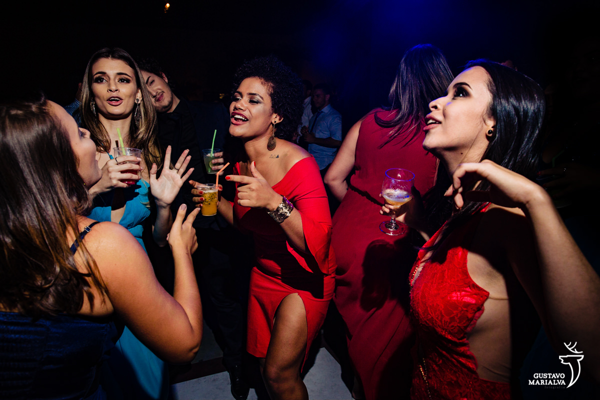 amigas dançam rebolando com o copo nas mãos
