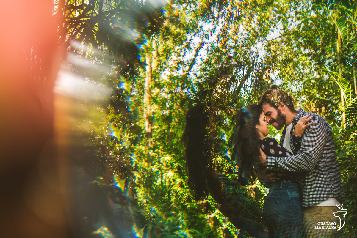Casal se abraça com foto com reflexo do prisma