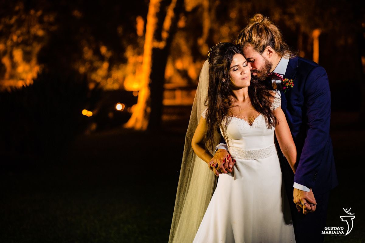 noivo abraça noiva por trás durante sessão de fotos de casamento no Lajedo, rio de janeiro