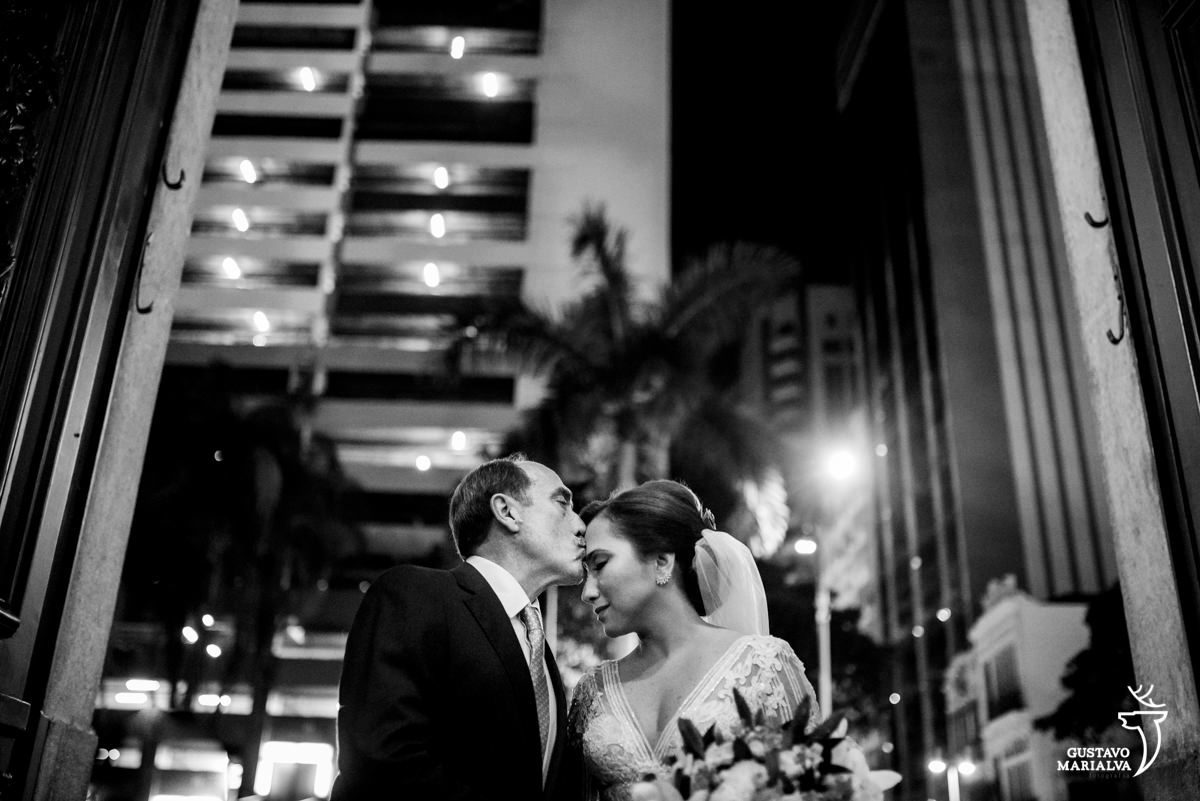 pai beija a testa da filha na entrada da igreja são josé no rio de janeiro antes de começar o casamento