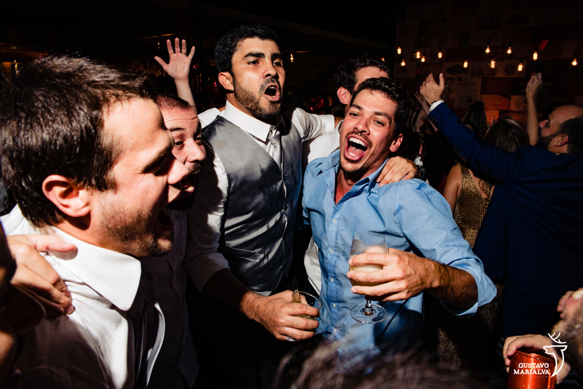 amigos jogam o noivo para cima durante festa de casamento no mam