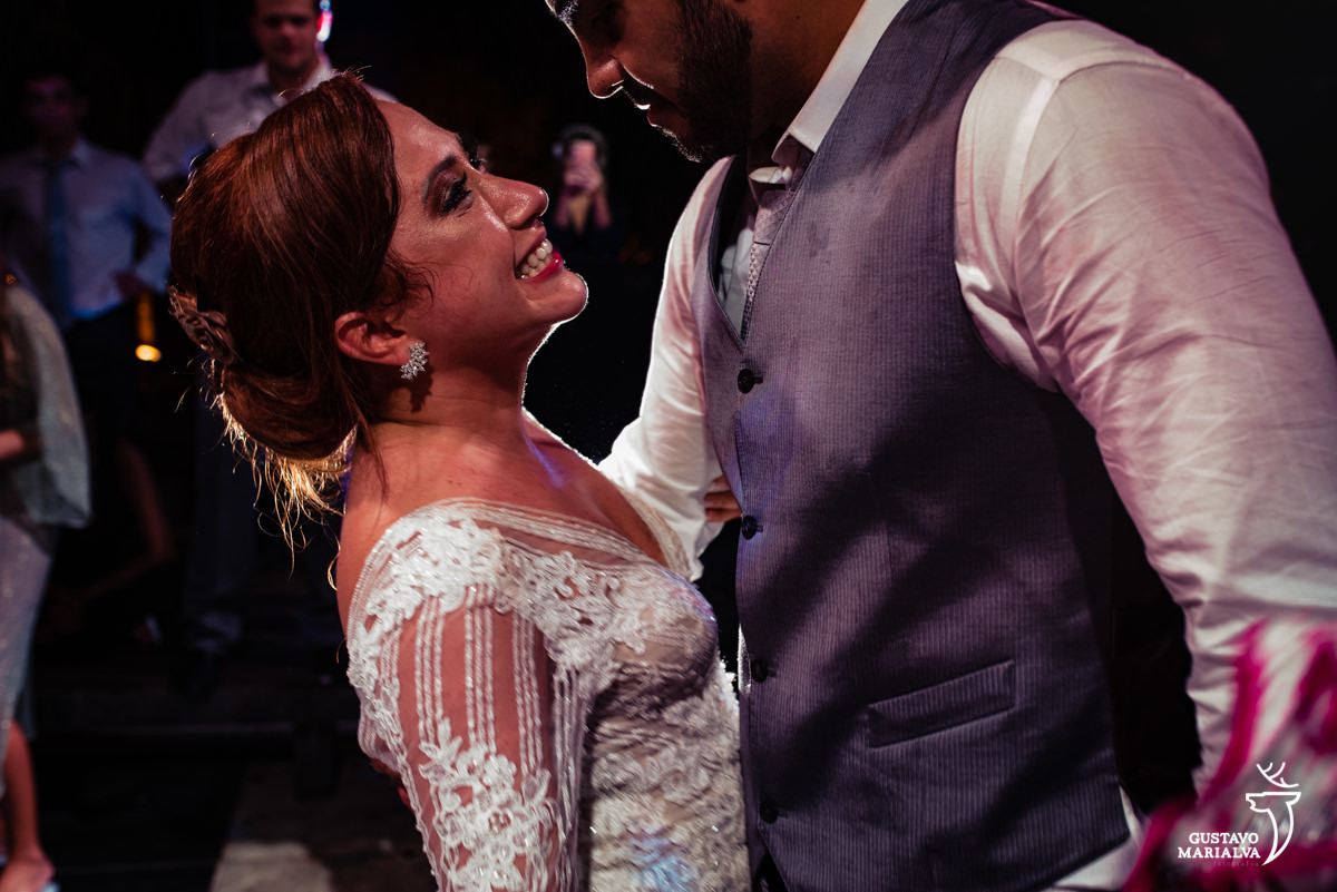 noivos dançam se olhando e sorrindo