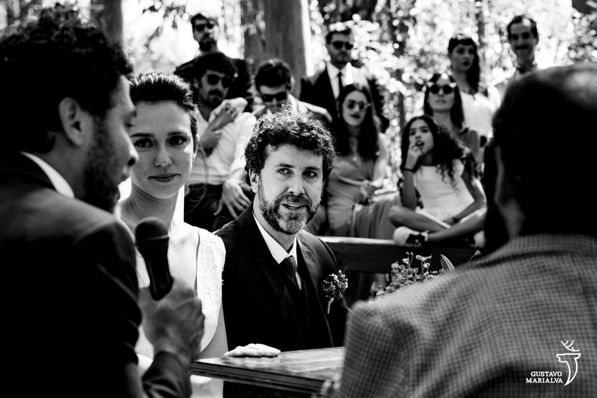 noivo observa emocionado depoimento de amigo