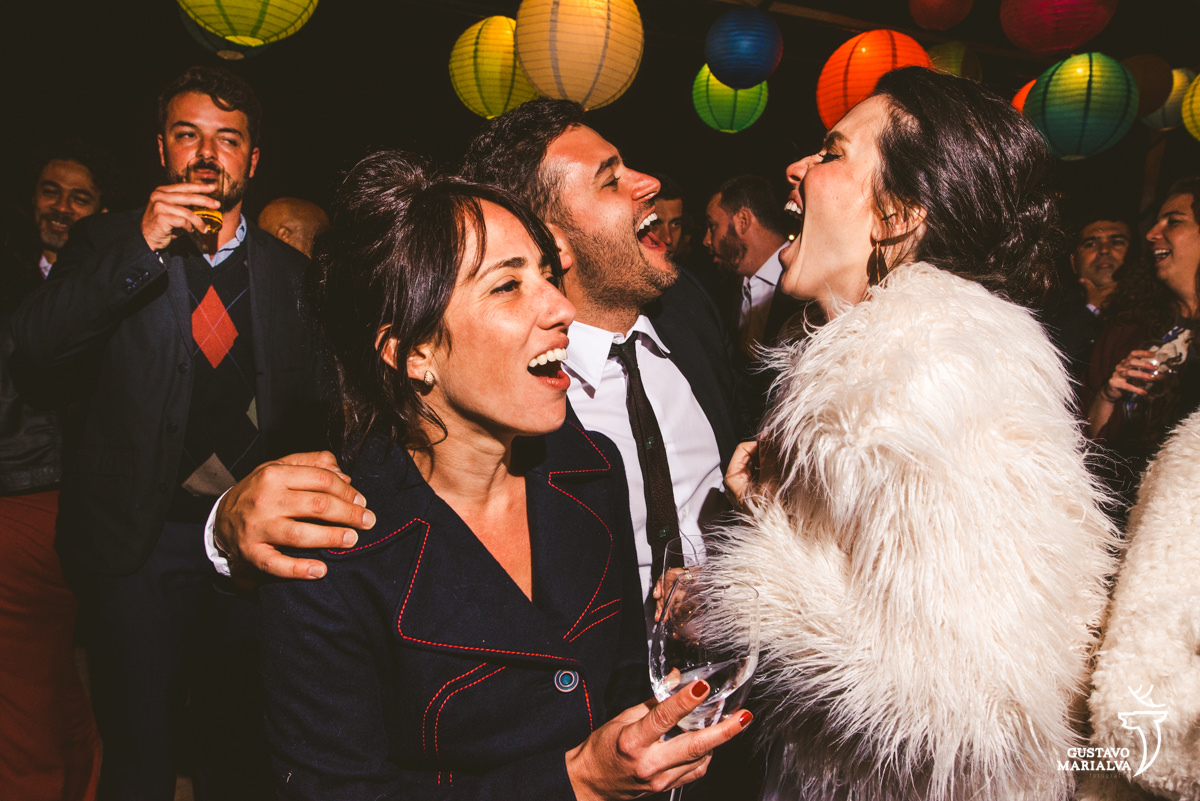 noiva e amigos cantam durante festa de casamento