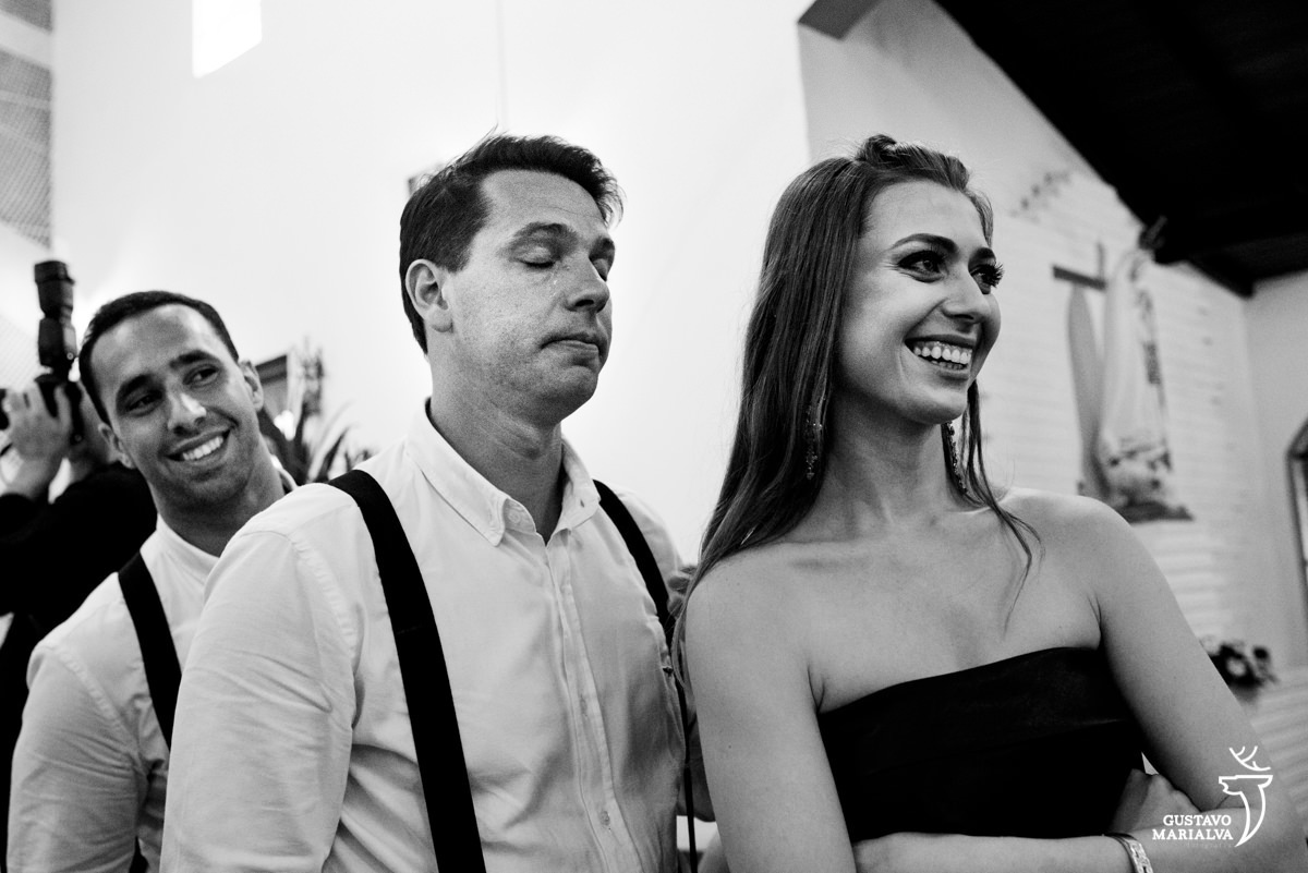 homem usando camisa branca e suspensório preto chora enquanto mulher sorri