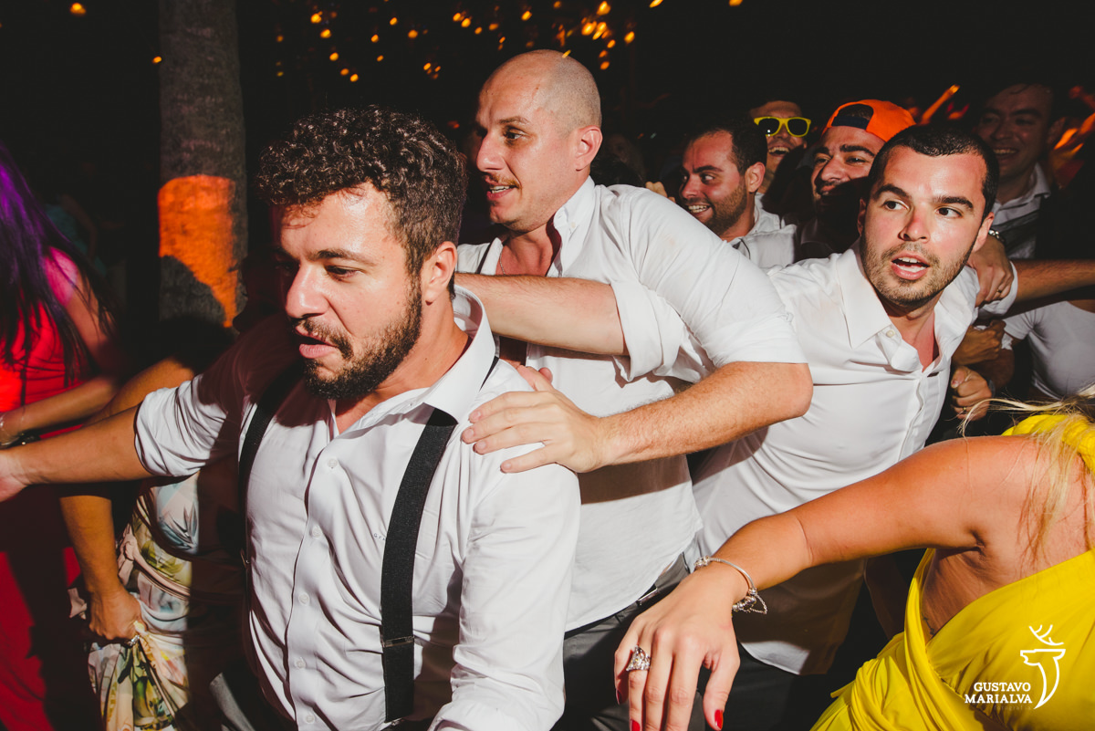 amigos dançam empurrando um ao outro