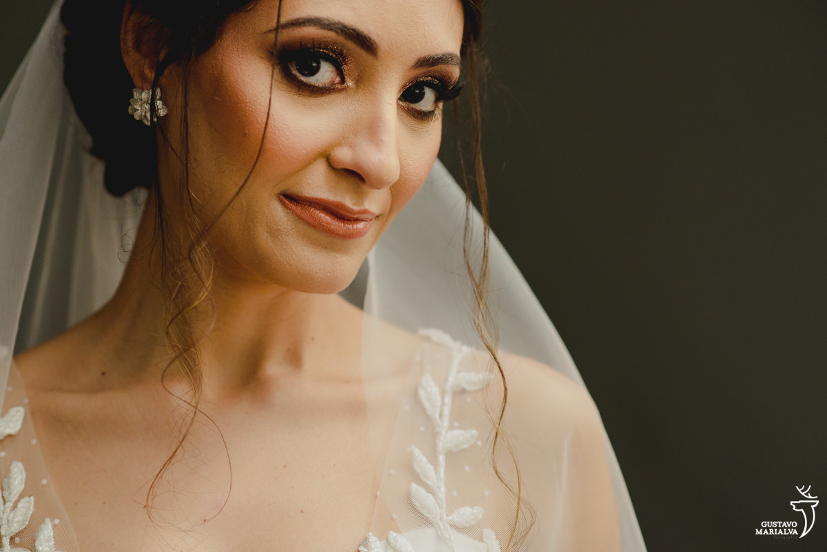 noiva usando blush e maquiagem nos olhos com brilho olha para a câmera