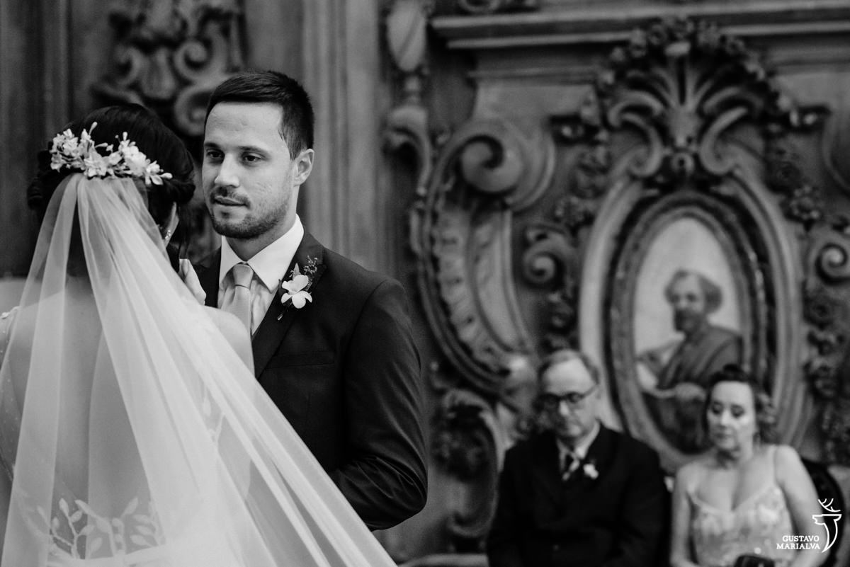 noivo olha para a noiva emocionado enquanto é observado pelos pais que choram ao fundo