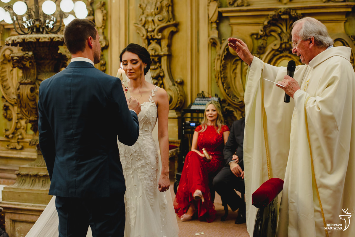 padre abençoa os noivos 