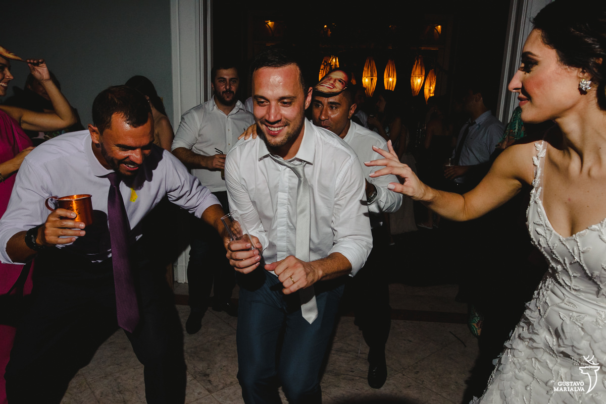 noivos dançam com amigos durante a festa de casamento