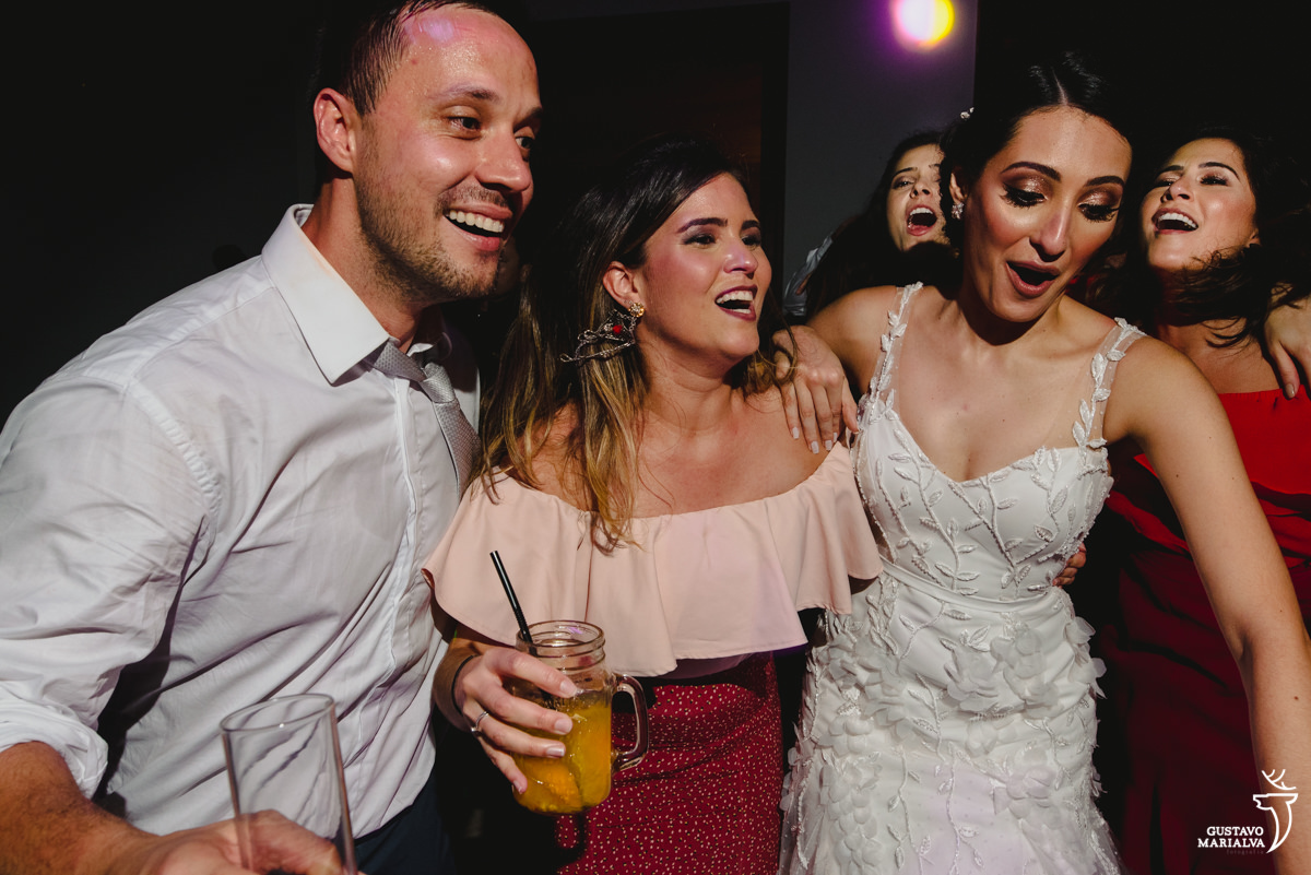 noivos dançam com amigos durante a festa de casamento