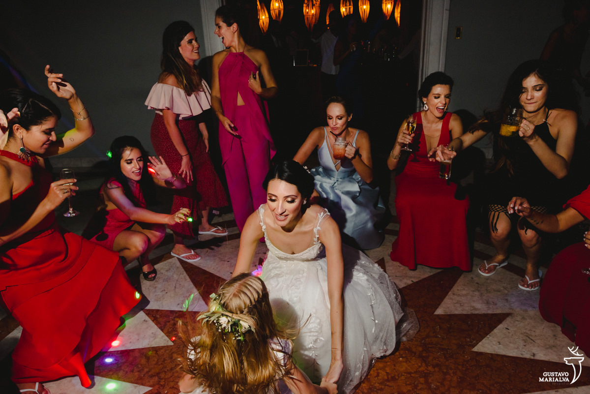 noiva dança até o chão com daminha enquanto amigas acompanham descendo até o chão