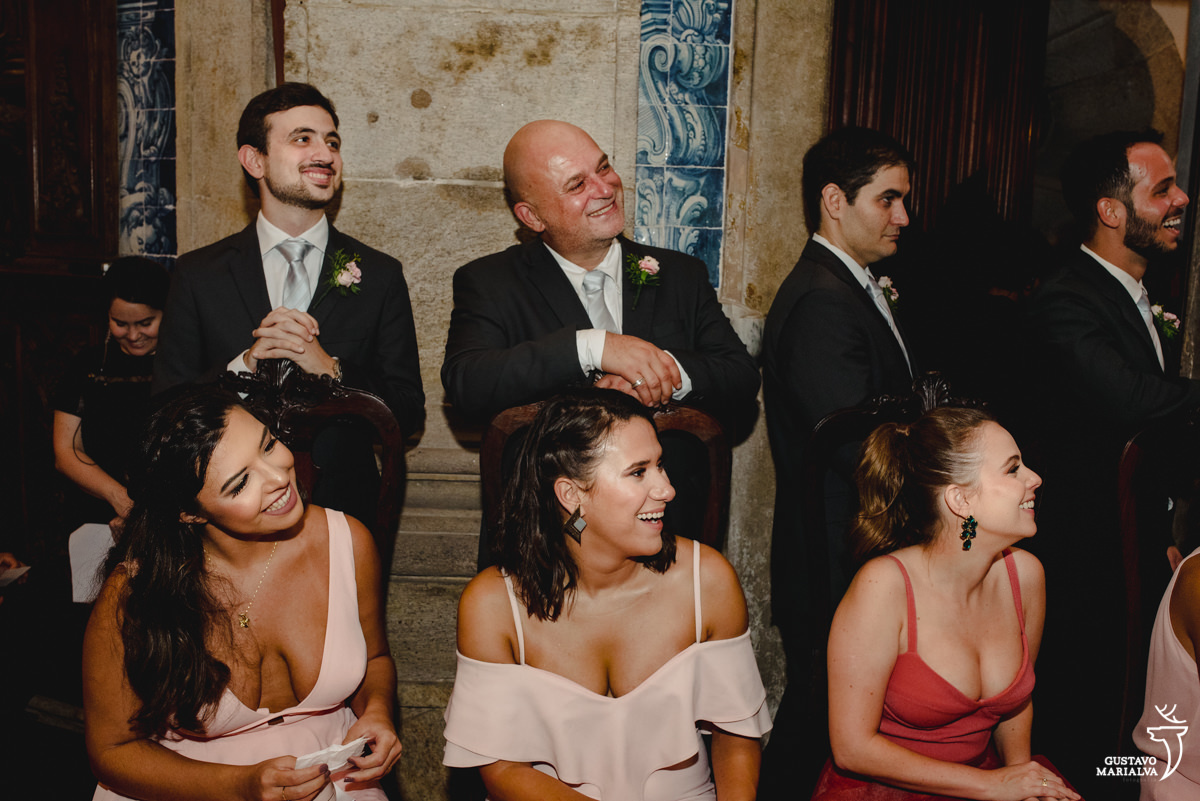 padrinhos sorriem emocionados ao escutar os votos do noivo