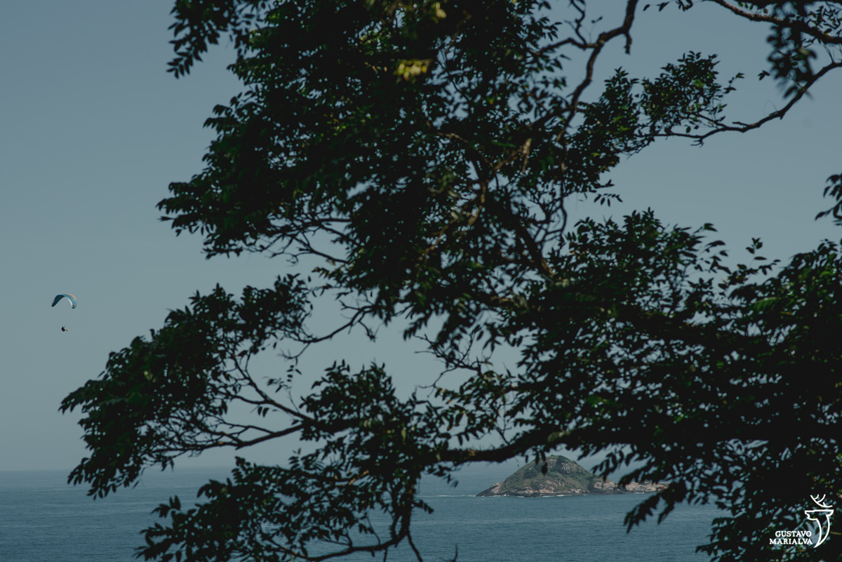 imagem da praia de são conrado com asa-delta voando