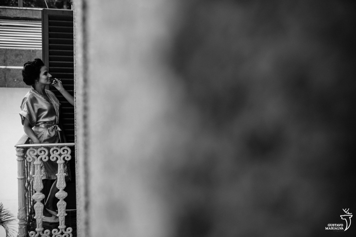 noiva usando rose rosa é maquiada na varanda pela maquiadora manu guerra