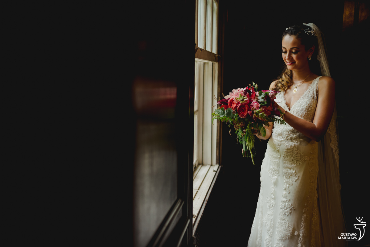 noiva usando vestido de noiva la noiva arruma o buquê de noiva 