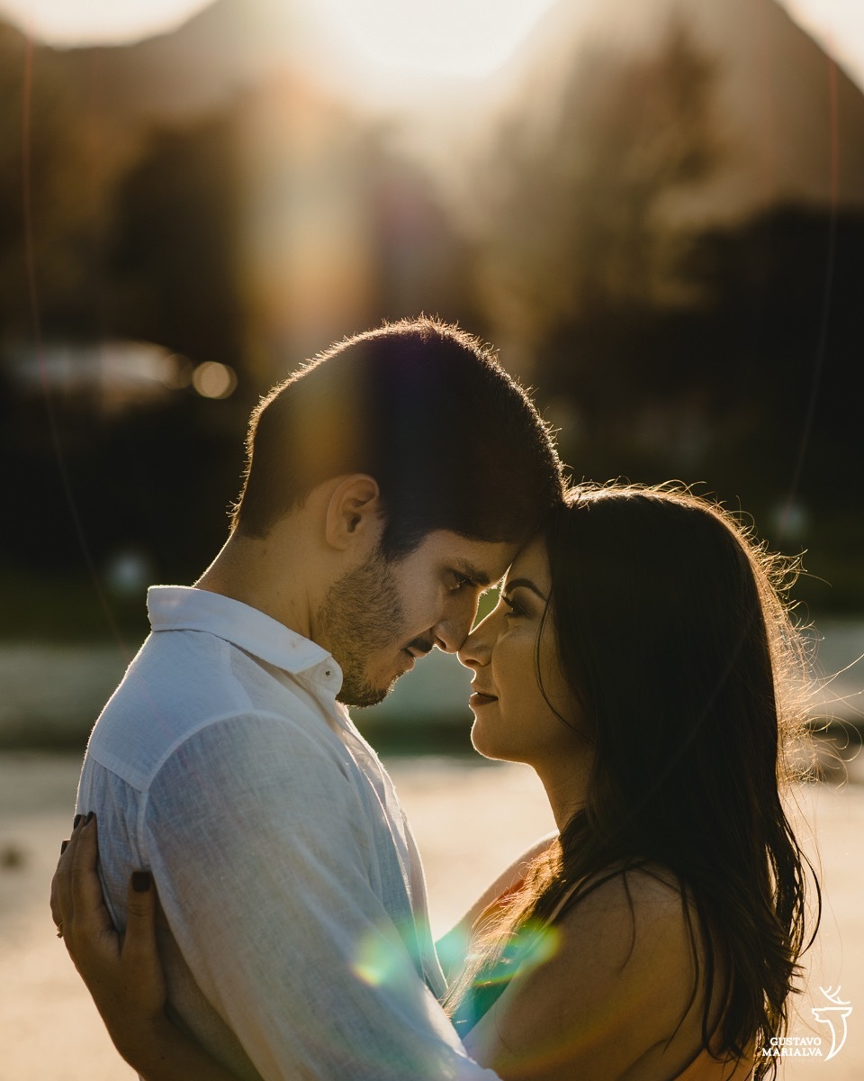 casal cola testa com testa e sorri