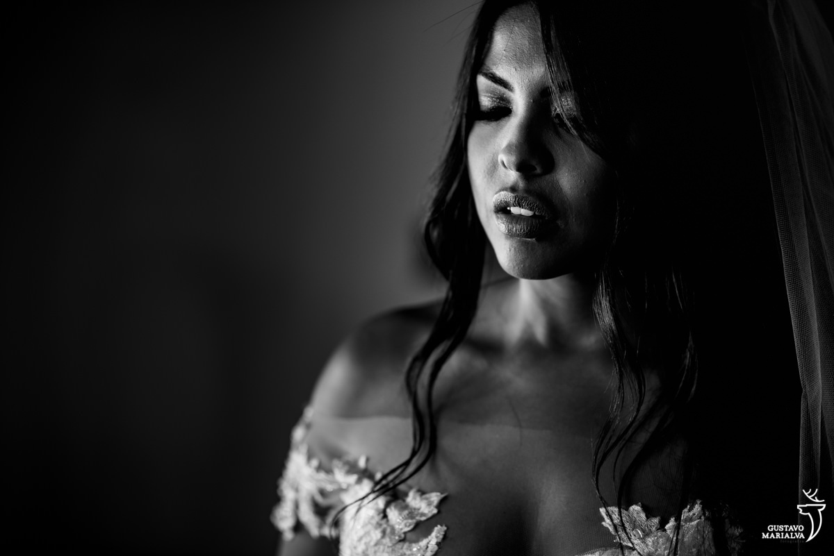 noiva de olhos fechados respira fundo usando vestido de noiva