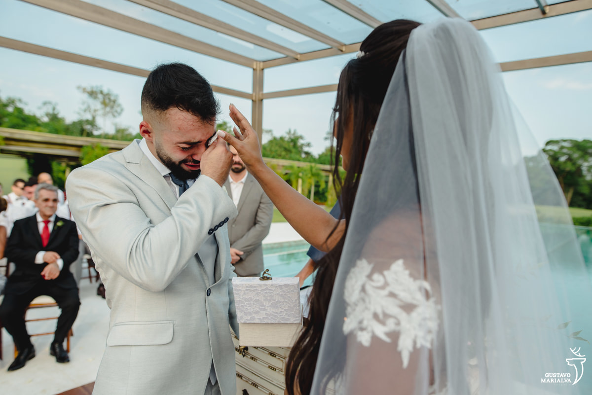 noivo enxuga as lágrimas e recebe carinho da noiva