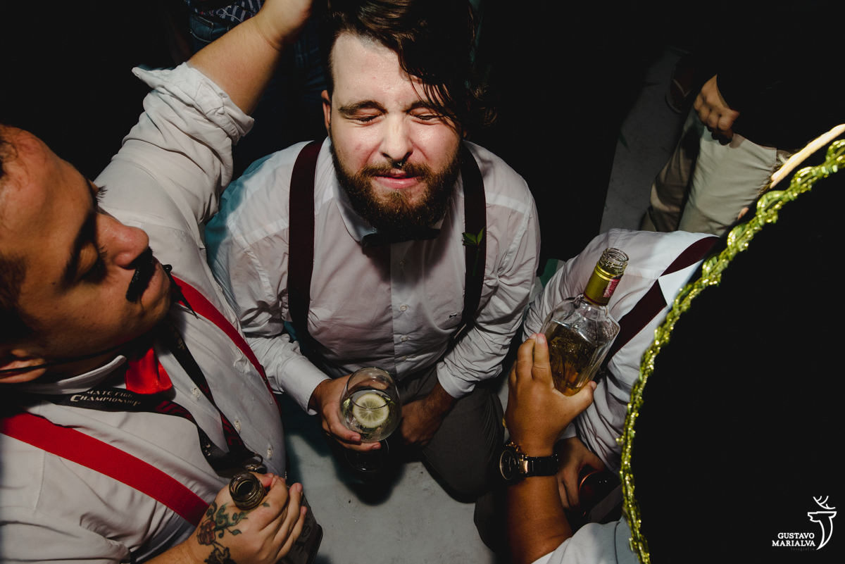 convidado usando camisa branca faz careta ao tomar tequla