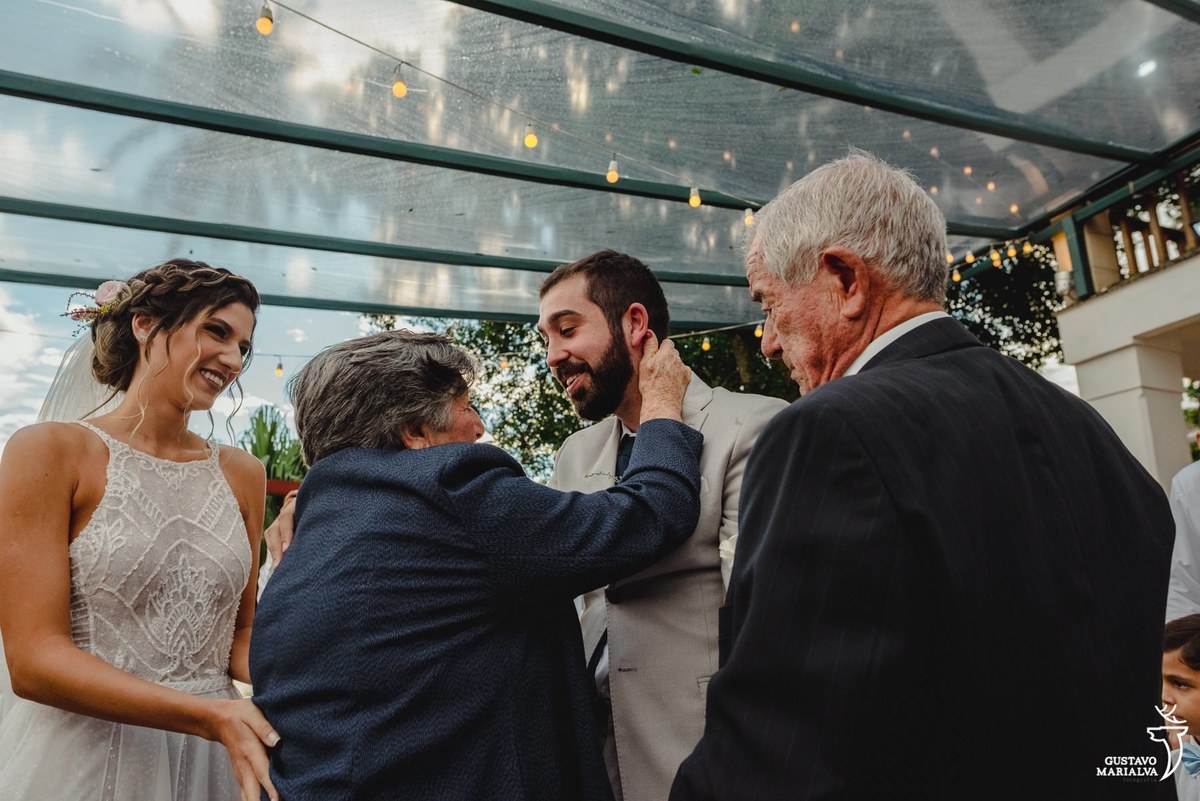 avó usando roupa azul marinho faz carinho no noivo