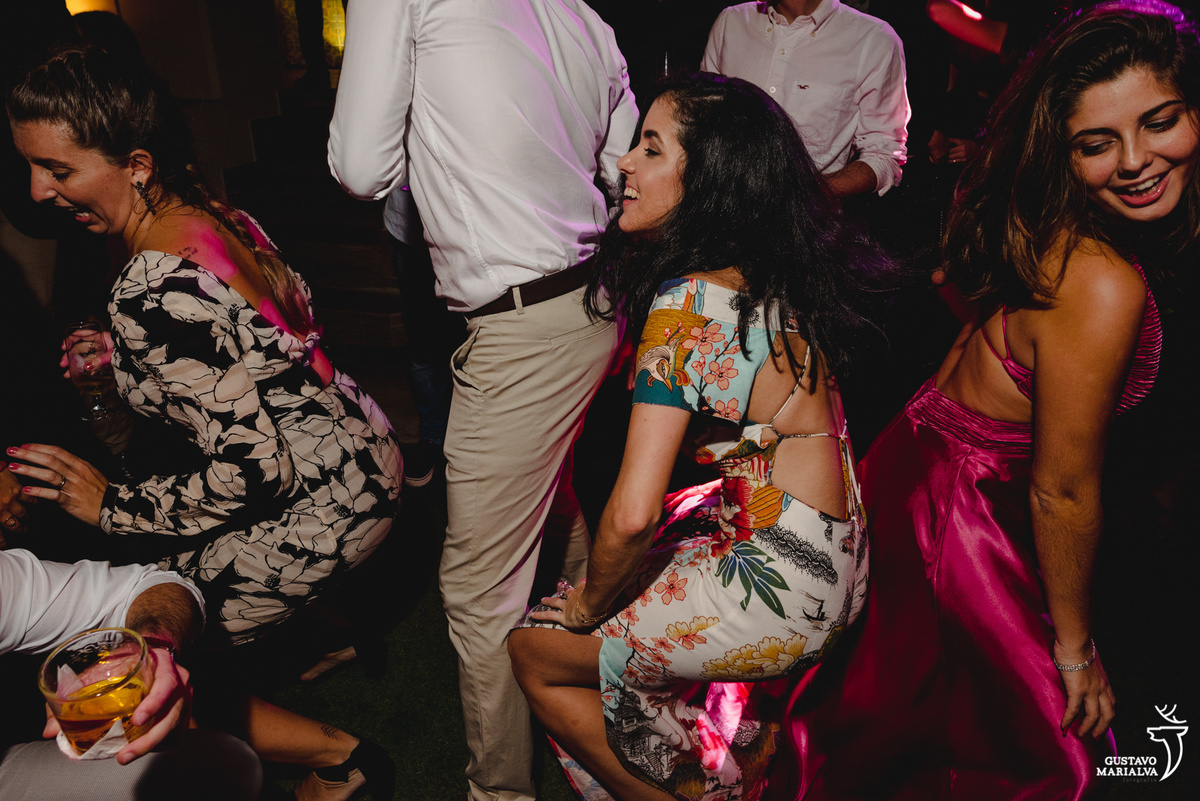 amigas dançam rebolando até o chão e são acompanhadas por convidada de vestido rosa 