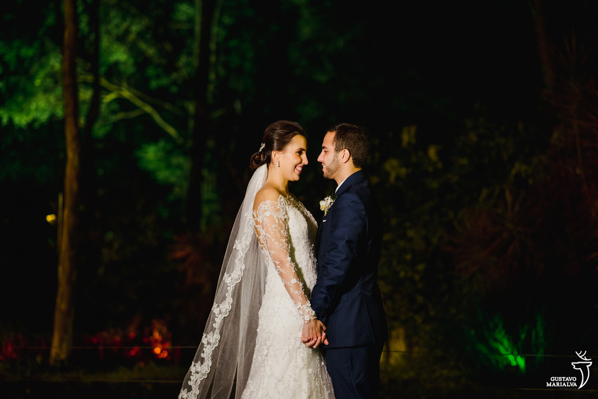 noivos se olham e sorriem durante retrato para o casamento