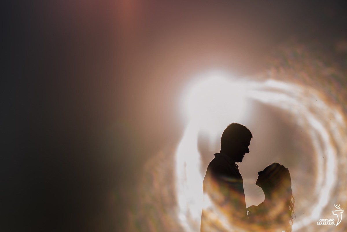 casal é iluminado pela luz do sol