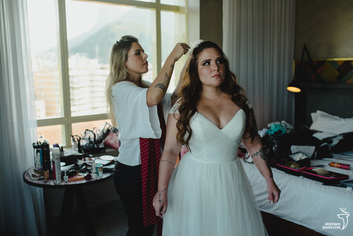 maquiadora vivi borlido coloca grinalda no cabelo da noiva 