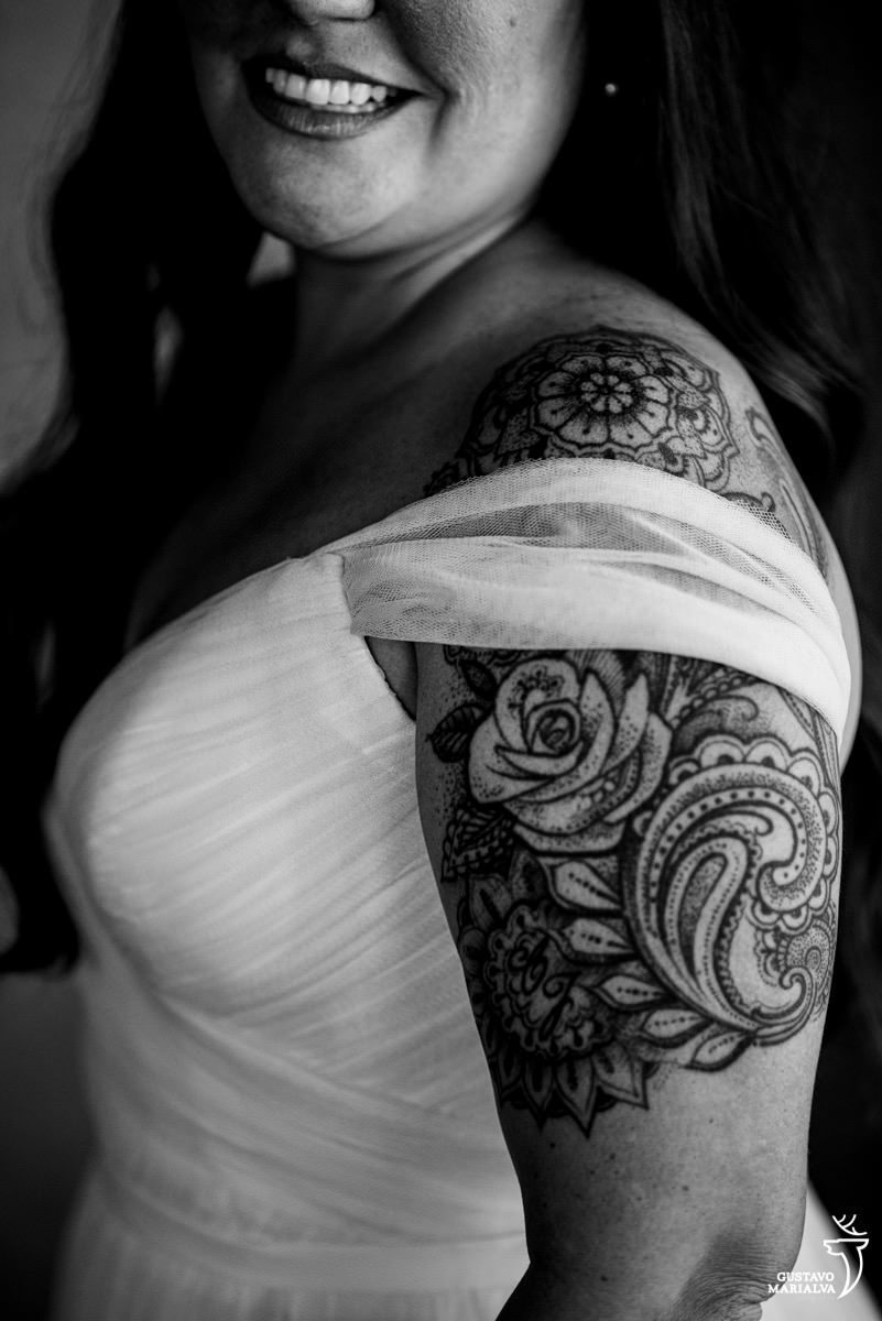 destaque para tatuagem no ombro da noiva durante o making of do casamento