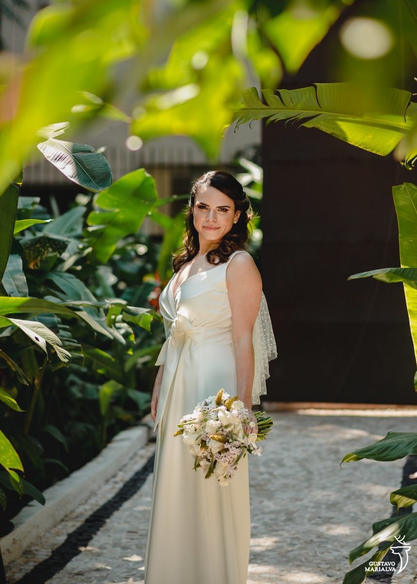 noiva posa para retrato usando vestido de noiva carol hungria e buquê we do botânica no hotel santa teresa