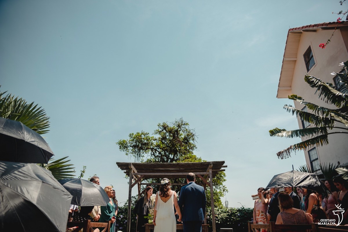 visão geral do jardim do hotel santa teresa durante a cerimônia de casamento