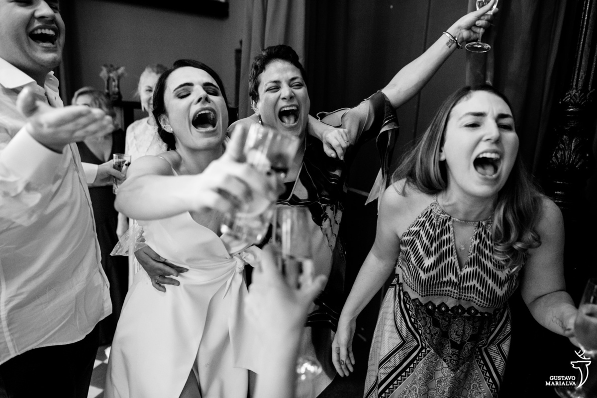 noiva canta e dança acompanhada de amigas na festa de casamento