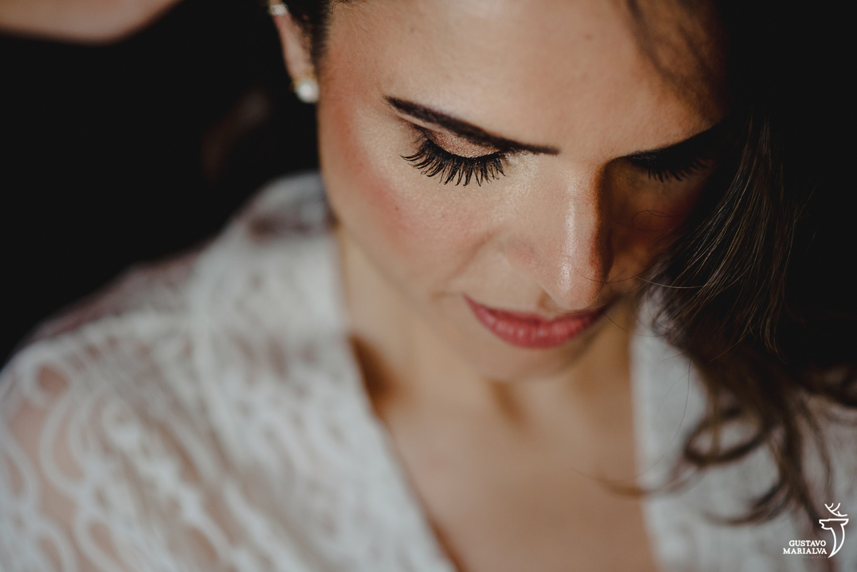 detalhe dos olhos da noiva maquiada pela maquiadora vivi borlido