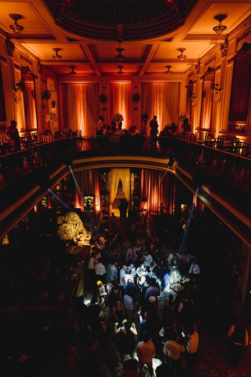 imagem da confeitaria colombo durante festa de casamento com iluminação laranja nas paredes