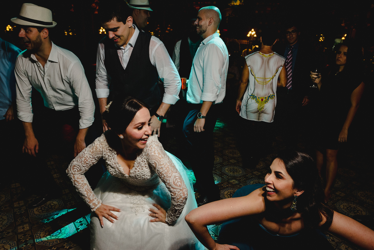 noiva dança acompanhada de amiga que usa vestido azul