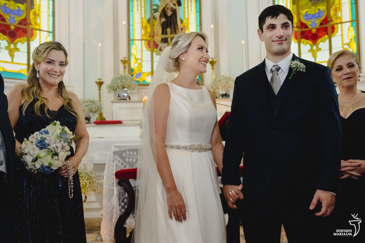 noiva olha para o noivo que usa terno azul e chora