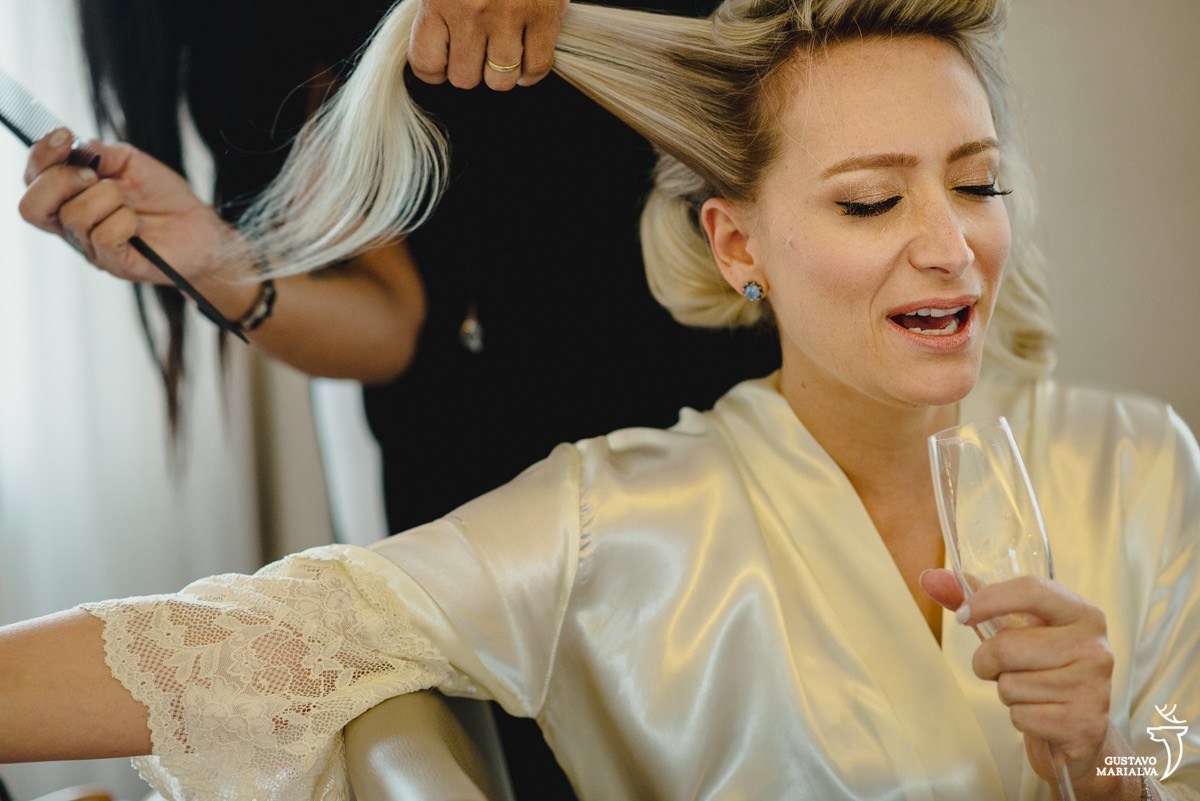noiva canta simulando a taça como microfone