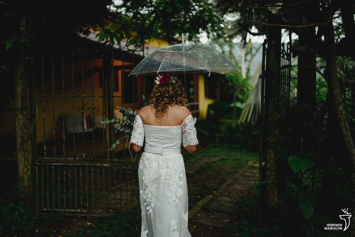 noiva entra no restaurante don pascual segurando guarda-chuva